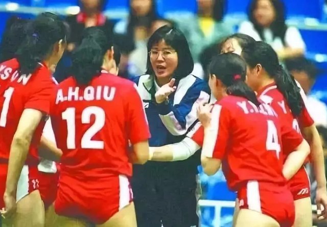 天才|女排天才毀約赴美深造，郎平鏡頭前哽咽聲明，宣布她被永久除名