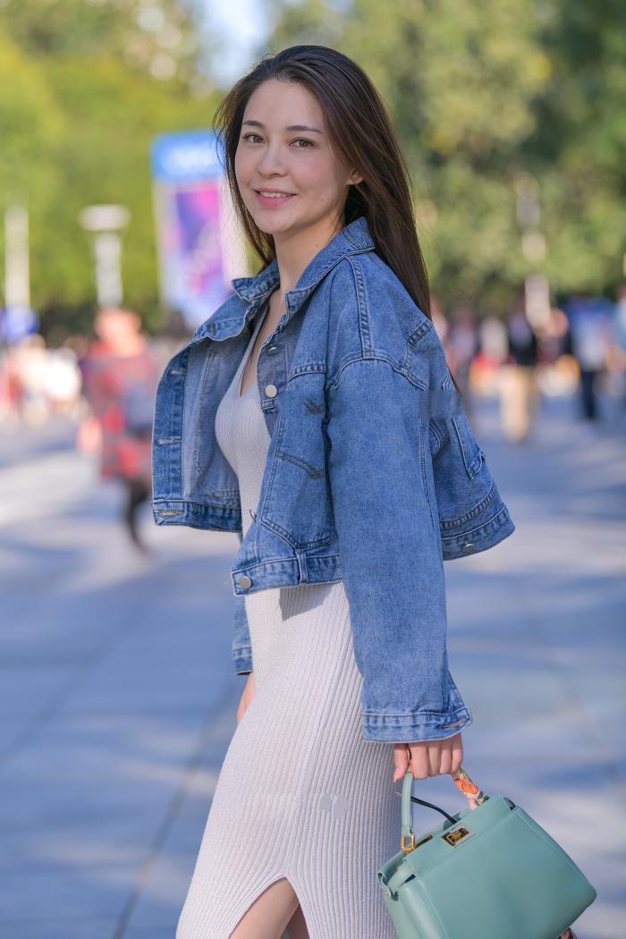 椭圆形的领口设计, 只可惜不是裤子, 换另一设计更完美了