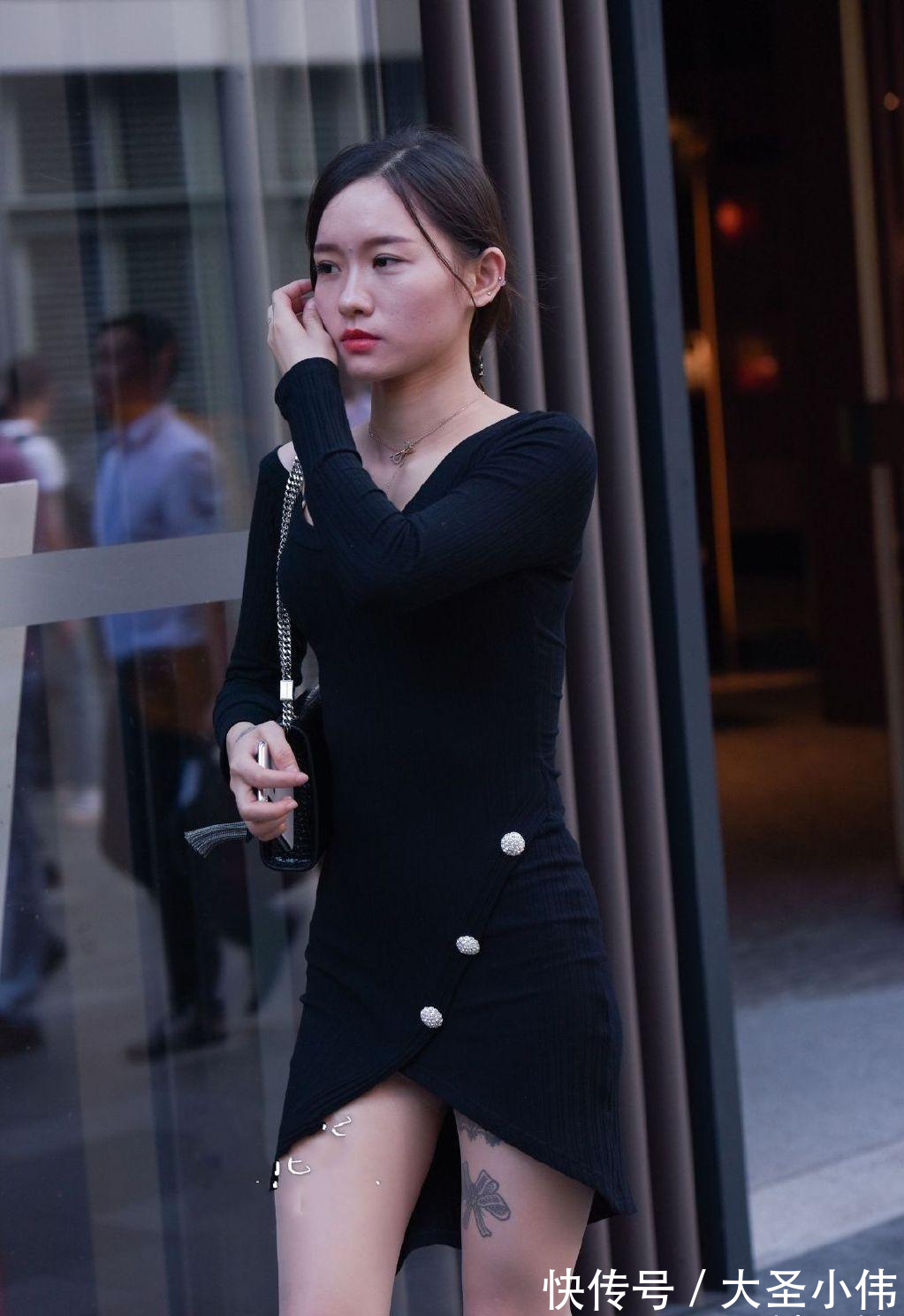 衣服|美女街拍:急着上班衣服被“撕烂”,居然只能用纽扣系起来,心真够大