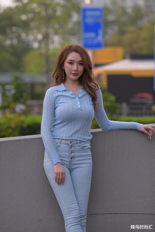 魅力 只有这样的她,这身打扮,才能显得魅力十足