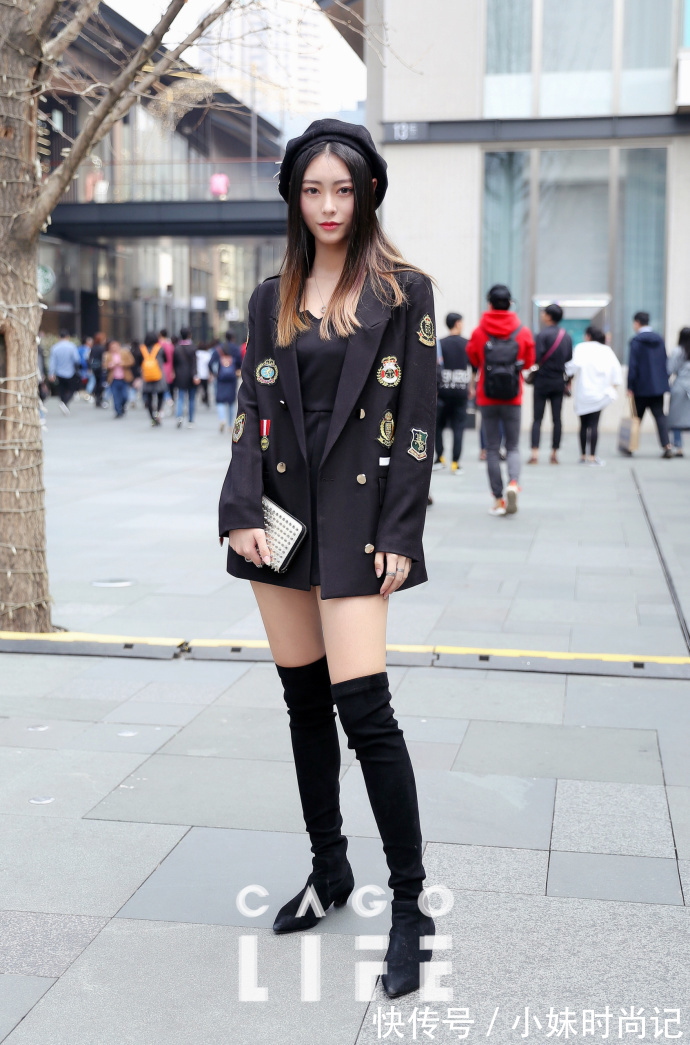 衬衫搭配|成都街拍,黑色长袖衬衫搭配橘色长裙,简约有型又有范!