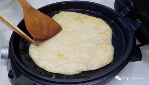面团|烙饼这样做才好吃，开水一烫，张张柔软又劲道，比手抓饼还好吃
