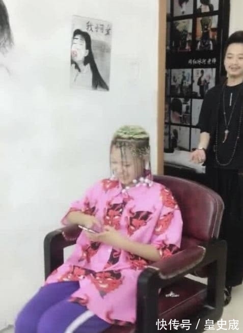 理发店 美女去理发店剪了一个独特的发型，网友：墙上的造型更吸引眼球