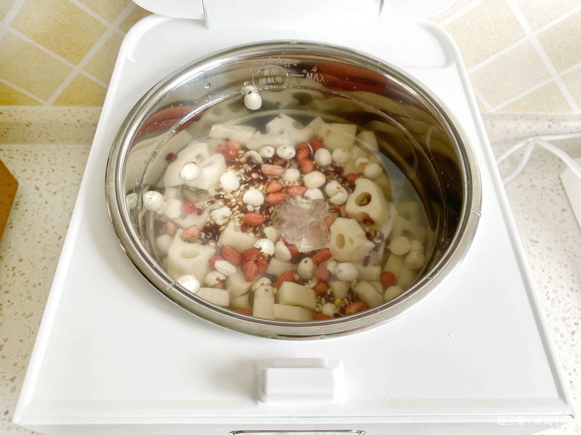 一口气|莲藕别只会凉拌了,用来煮汤脆嫩香甜,一口气喝两碗过瘾