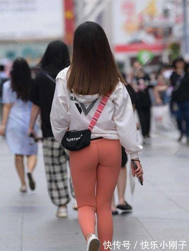 上身 打底裤的穿搭示范,日常着装的风格显得个性又有型,比例也好