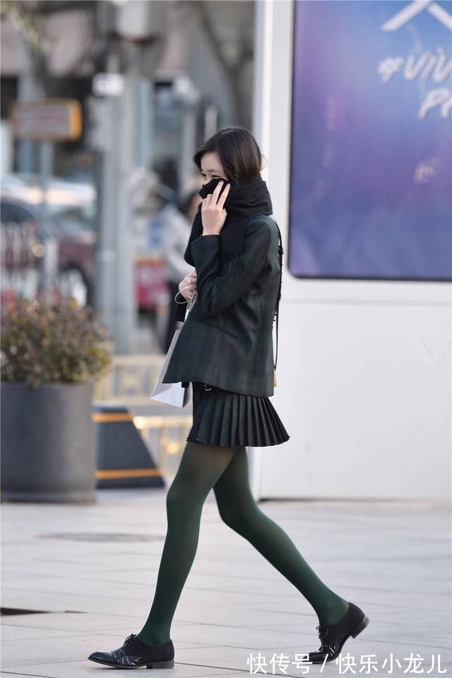 身材高挑 墨绿色棉袜搭配黑色百褶裙,骨感身材的美女,更会秀身材