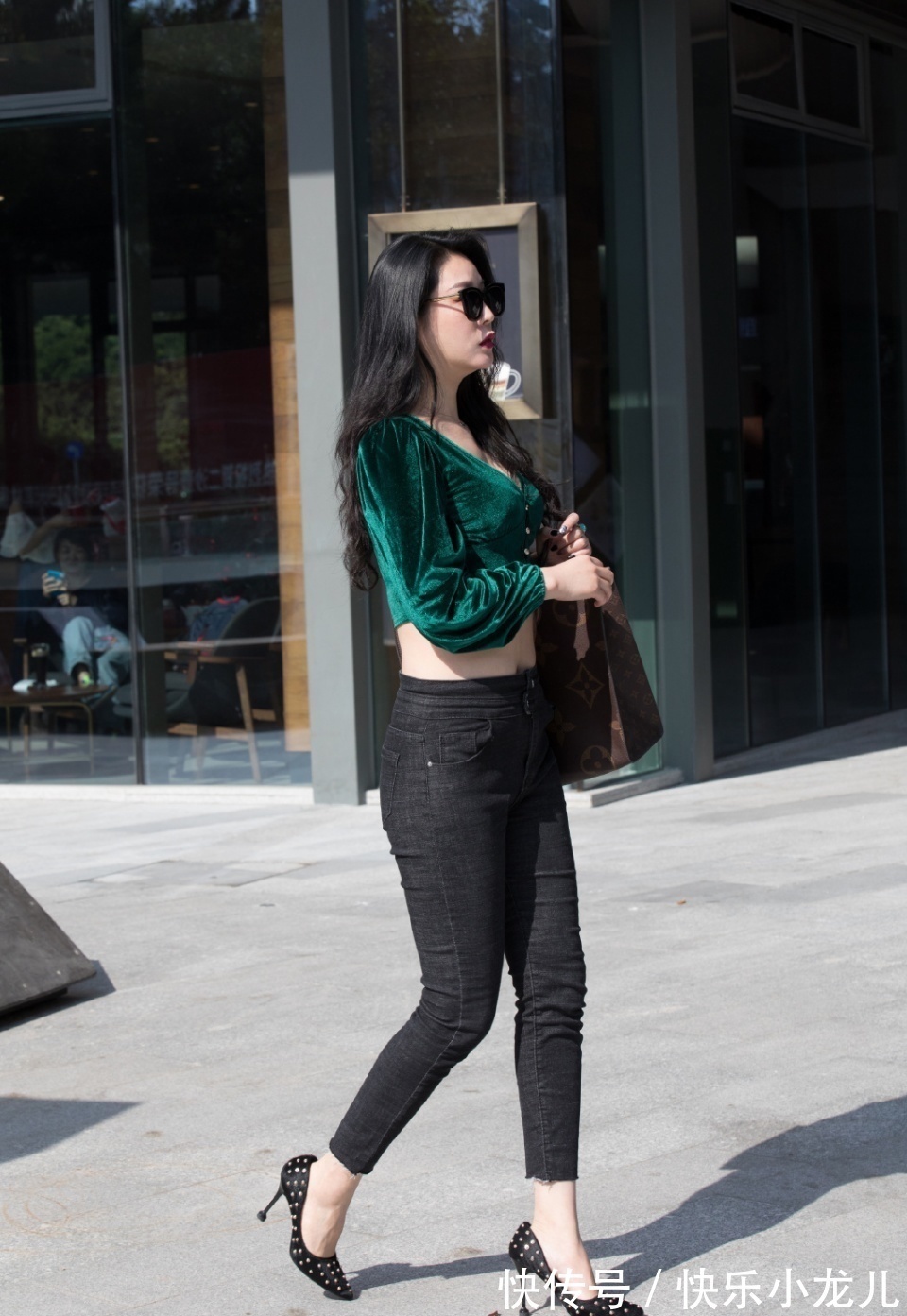 气感 绿色V领衫真亮眼,搭配细高跟鞋,看上去时尚又可爱