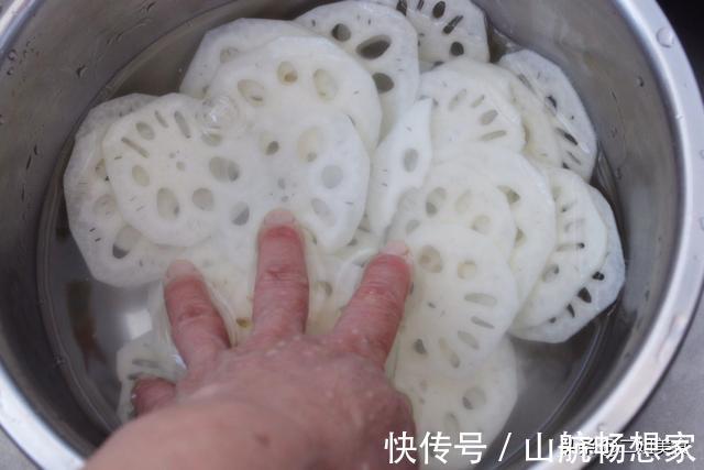 二姐|做莲藕，牢记不能直接下锅，大厨教您一招，莲藕脆嫩还不发黑