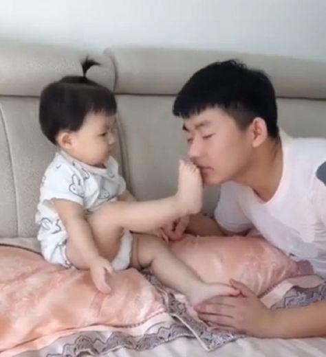 反应乐|妹妹抬脚给哥哥闻，哥哥假装被熏晕，妹妹的反应乐翻众人