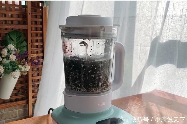 蛋白质是豆浆的4倍,每天喝1碗,清肠道还补血,头发乌黑更年轻