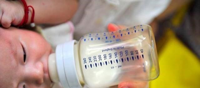 冲泡|5种错误的冲奶粉方法,影响小宝宝健康,排便干硬还影响长高!