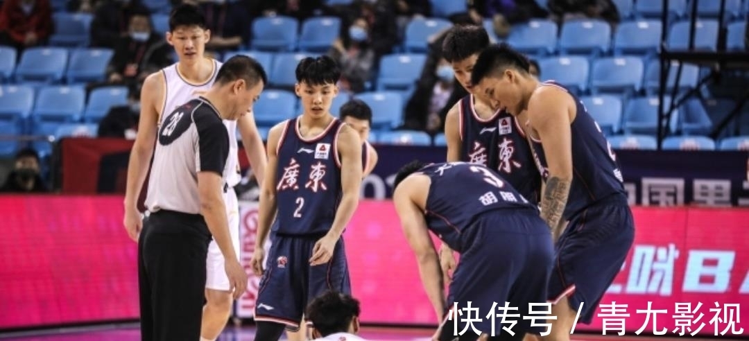 广东|广东惨败!曾繁日犯规险酿冲突,孙铭徽暴怒起身,争冠需靠赵睿?