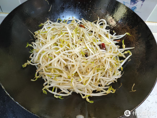 炒豆芽最忌直接下锅,大厨教您一妙招,豆芽不出水、脆爽又入味