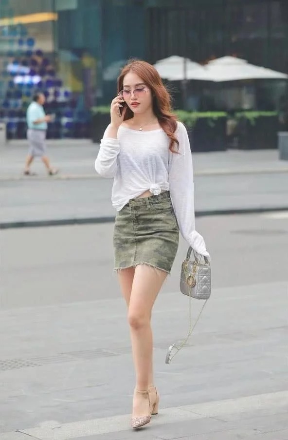 街拍:美女红色挂脖背心搭配牛仔热裤,清清爽爽的还很显腿长