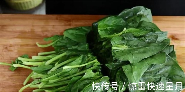 菠菜别再炒着吃了，端上桌味道鲜美，色泽碧绿，营养又解馋！