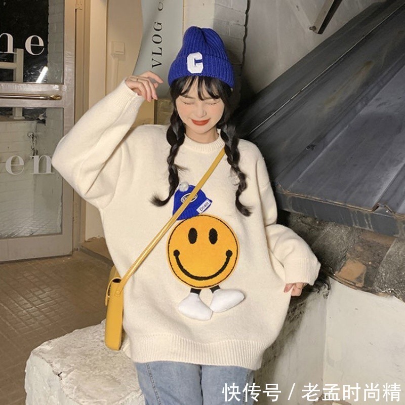 休闲 冬季日常穿搭,笑脸毛衣遇上流行色“克莱恩蓝”,更加可爱动人