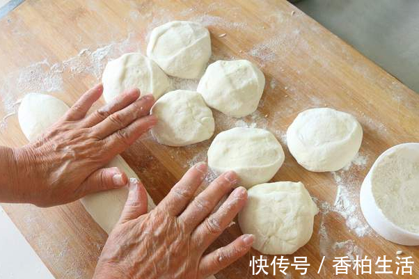 北方人|蒸包子，切忌直接上锅蒸，牢记3窍门，皮白馅香，蓬松暄软不塌陷