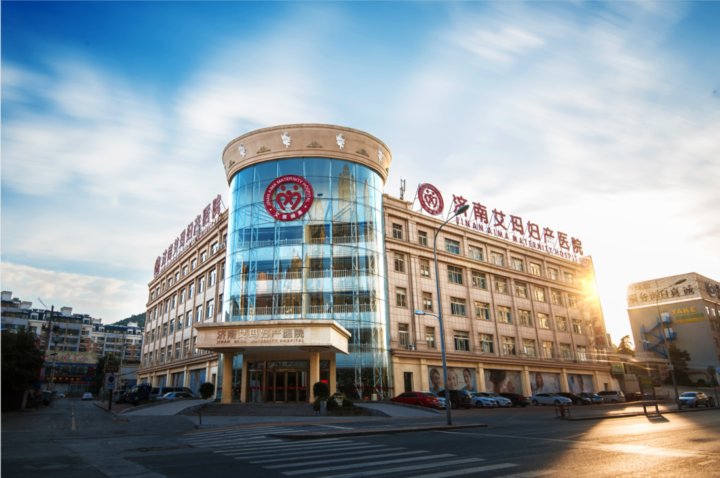 分娩|济南:当助产士的大手和2630g女宝宝的小脚碰在一起……