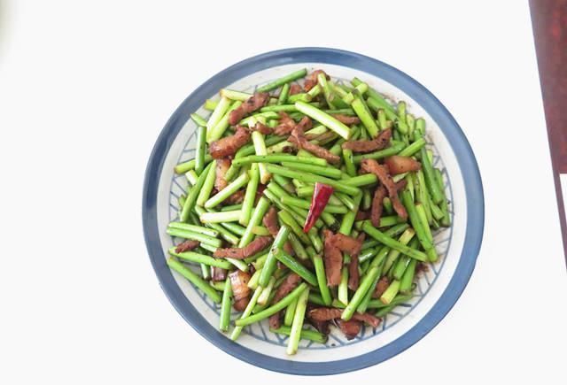 黄豆酱|午餐一人吃饭也要吃好，半小时做两菜，主食就吃素三鲜菜饼，舒服