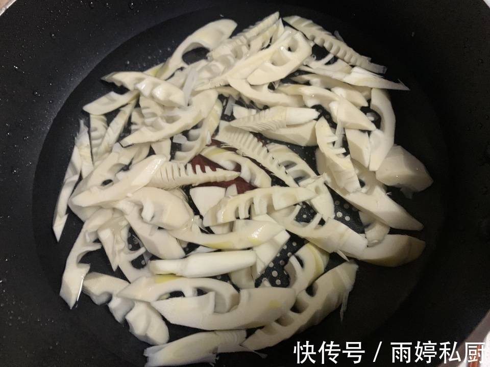 牛肉块|这2样菜一起炖太香了，开胃下饭，用来拌面也好吃，孩子也爱吃