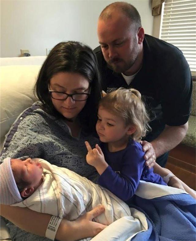 女大学生回家,发现父母偷偷生下二胎,第一反应彰显满满的求生欲