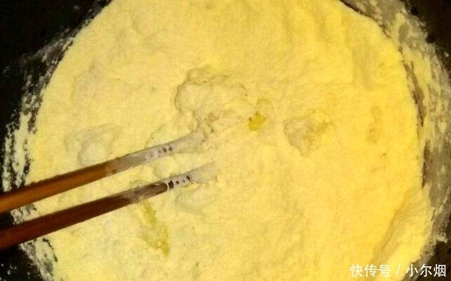 开水|一碗玉米面，开水一烫一搅拌，孩子一次吃十个，天天嚷着做！