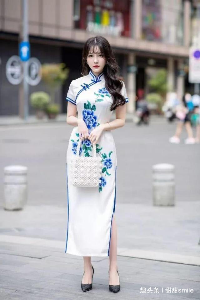 高跟鞋 美女修身旗袍搭配一双黑色尖头的高跟鞋,很有气质的时尚范儿