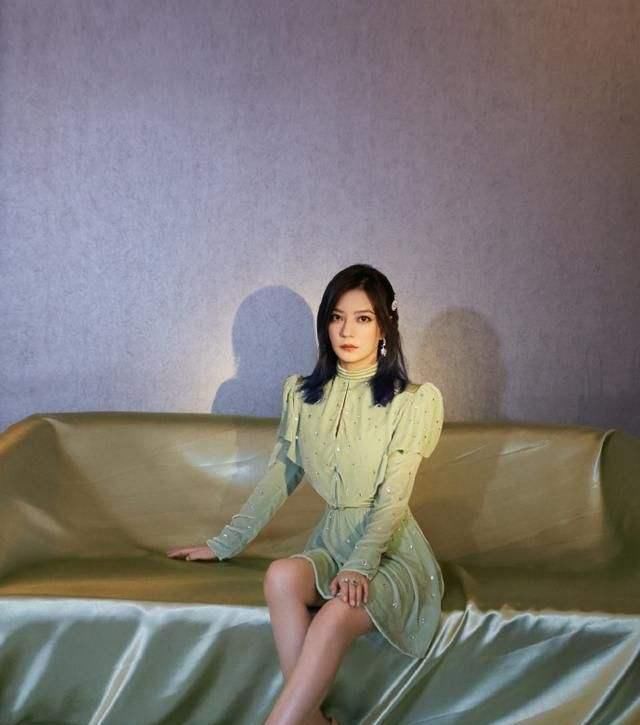 赵薇活动被抓拍,生图曝光真实颜值,这才是44岁女人的真实状态