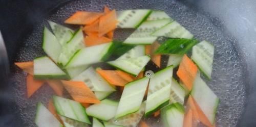 春天吃什么？教你一招，炒出来的猪肉嫩嫩滑滑，一点都不老