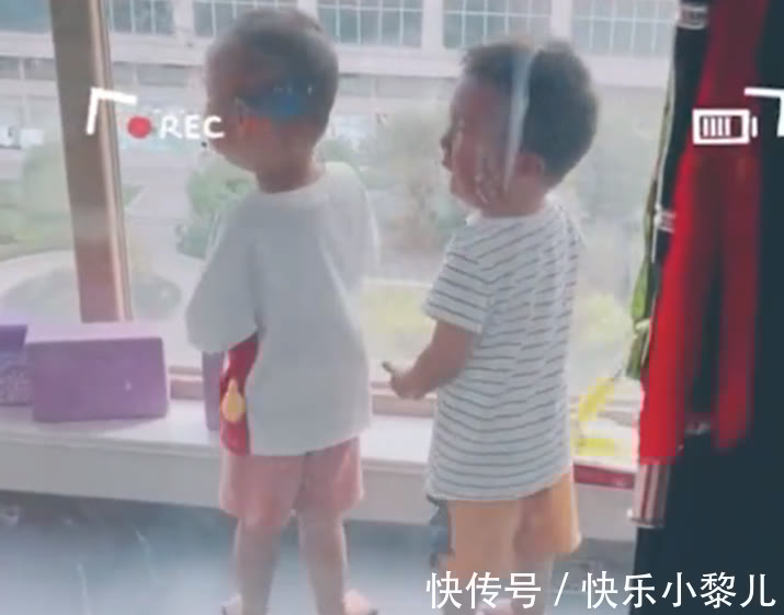 阳台上|双胞胎弟弟把姐姐欺负哭,被父亲赶到阳台思过,家有姐弟咋教育?