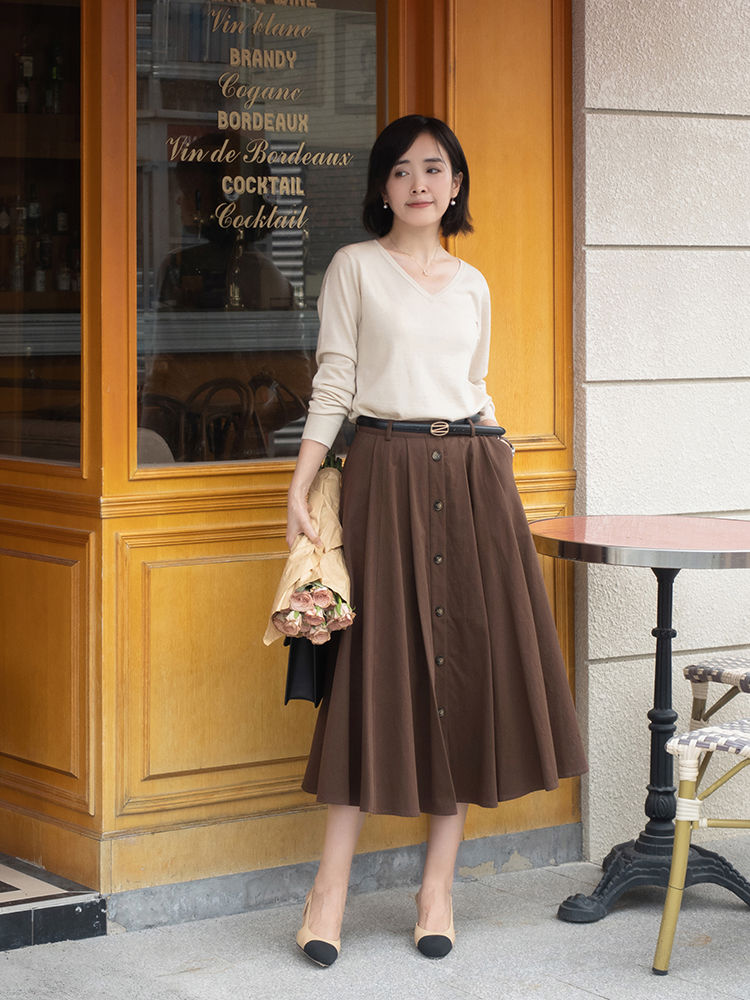 t恤|30+的女生建议多尝试优雅风，针织衫搭配高腰A字半身裙，高级减龄
