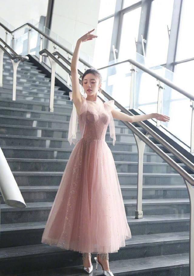 优雅|张月演绎芭蕾舞精灵,身穿一袭粉色纱裙优雅动人