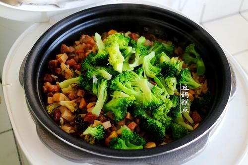 懒得做饭，就这样焖一锅好了，有菜有饭适合全家老小