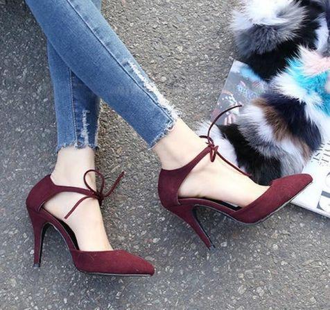 女人 细跟鞋洋溢着高雅的浪漫气息,展露出女人柔美的脚踝,更显气质