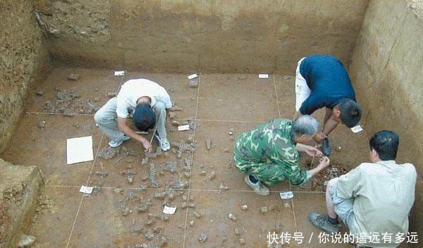  仰天大笑|被盗古墓挖出蓝色酒瓶，价值几十亿，专家仰天大笑！