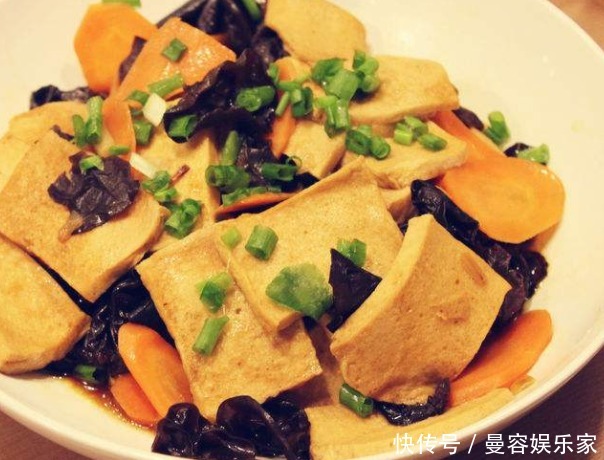 豆腐原来可以此么美味!简单炒一炒,5分钟出锅,全家老小都爱吃