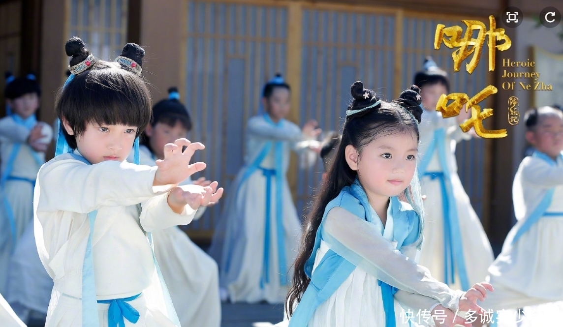 面对镜头|《爸爸4》播出4年了，阿拉蕾李亦航同框庆端午，两人大长腿抢镜