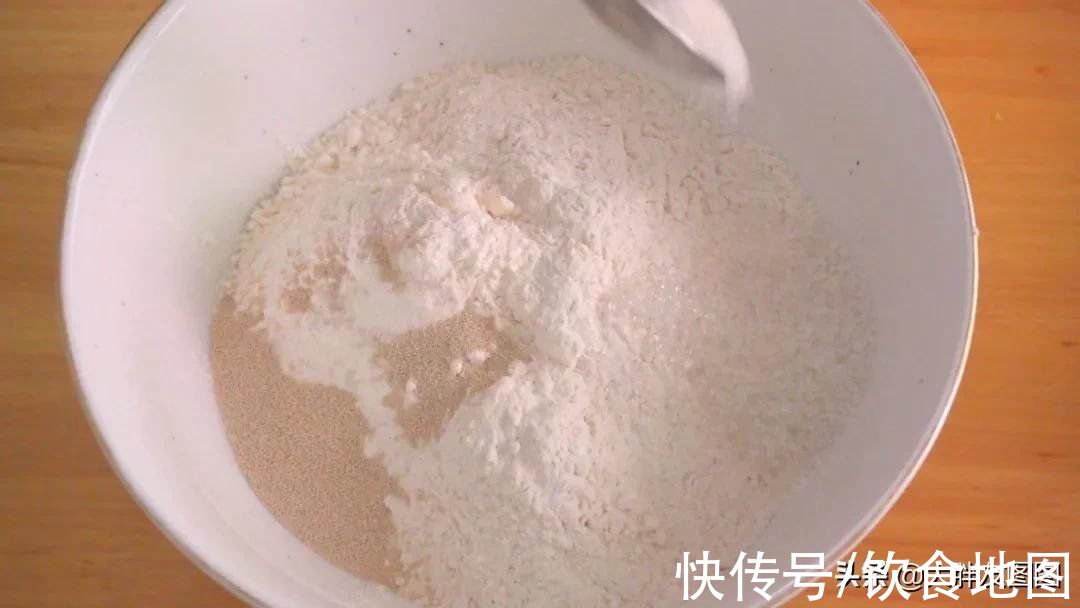 揭秘！芝麻卷面包的做法，太简单了，外脆里松，不用再出去买