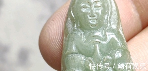 翡翠手镯&对于翡翠的雕刻,其实也有一些规律的,一起扒开这些细节来看看