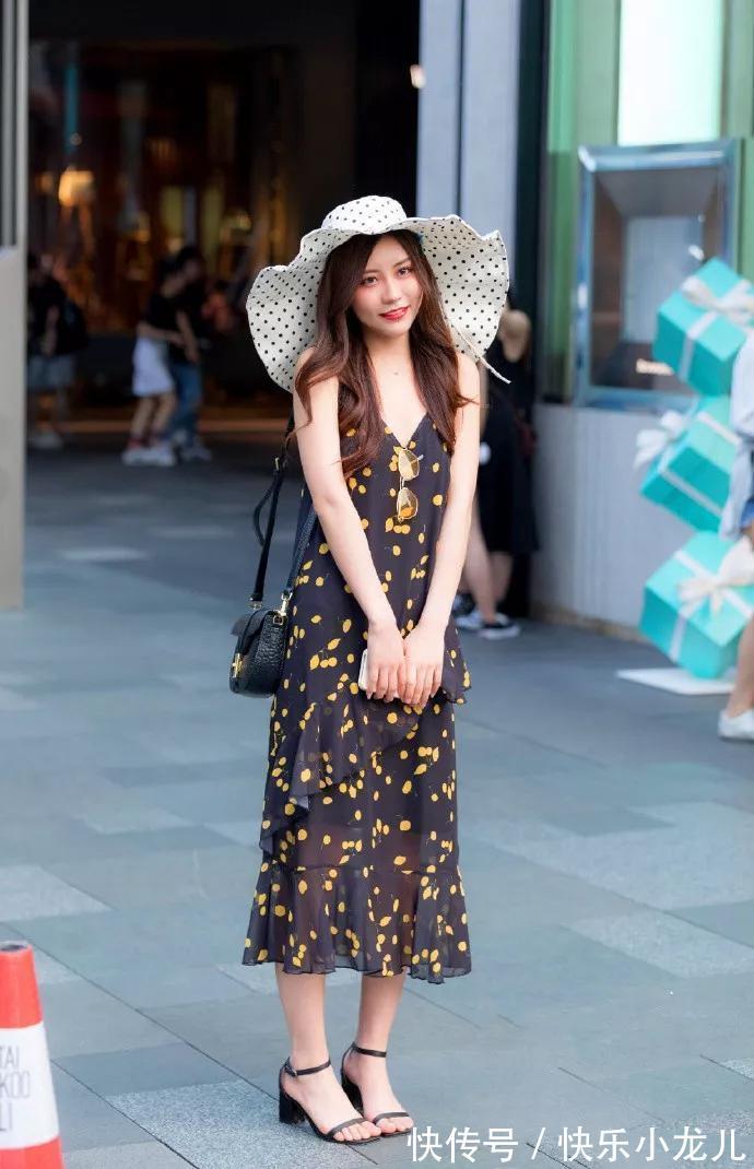 高跟鞋 雪纺面料的吊带连衣裙,带点荷叶边设计,丰富感大大的提升