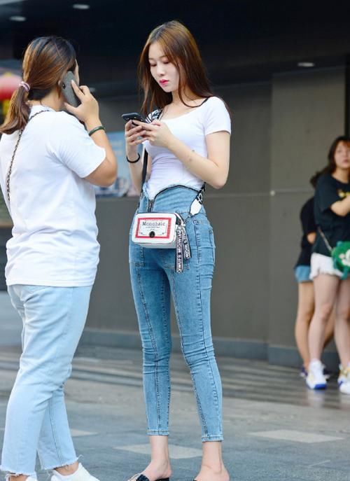  牛仔裤|时尚牛仔有个性，她的美丽已经深深吸引了我