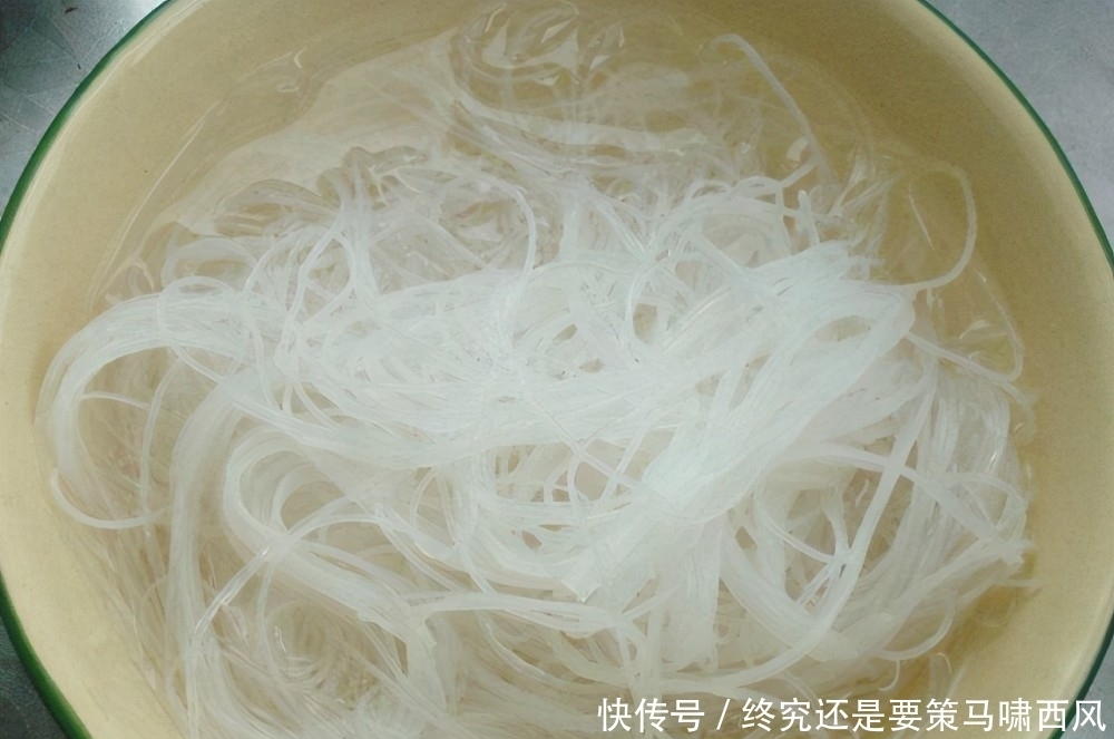 炒粉丝,焯水下锅炒是大忌!多加一步,粉丝根根分明,不坨还顺滑