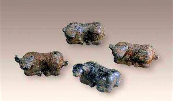 农民锄地挖出2200年前古墓,内藏4只“老虎”,专家墓主是赌徒