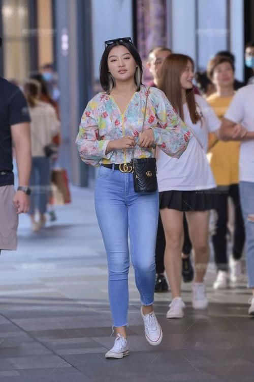 女生们|紧身牛仔裤，性感时尚穿搭，展现优雅好气质！！