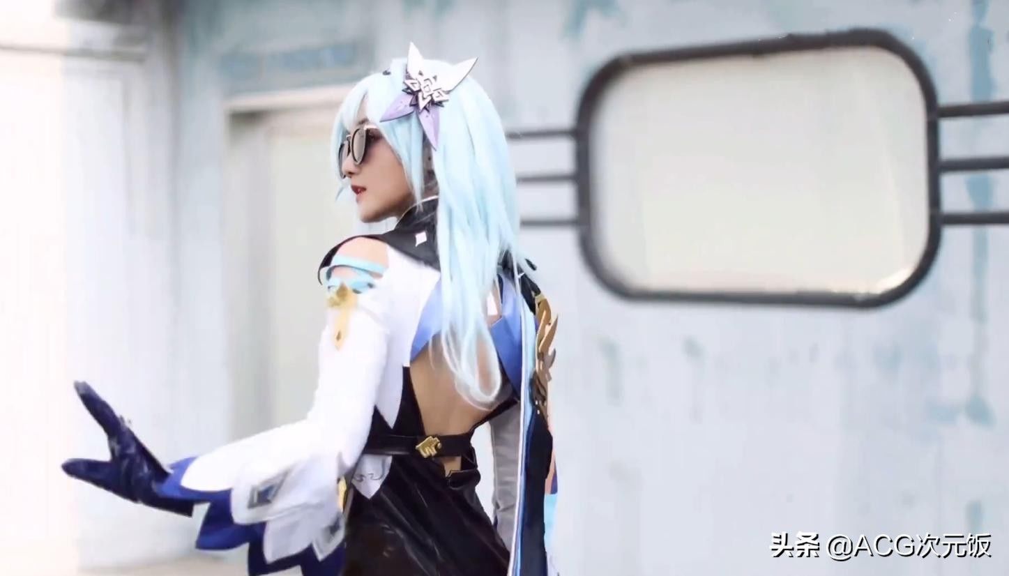 二创|B站上的官方号COS原神芭芭拉,客服小姐姐换泳装!玩家:想被踩