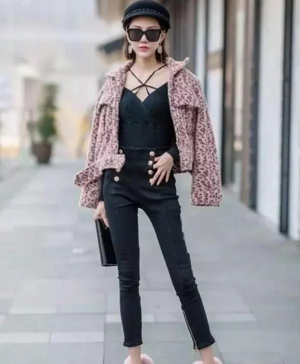 身姿|街拍:美女黑色的搭配显瘦显身姿,简约而又大气,展现出知性美的气质