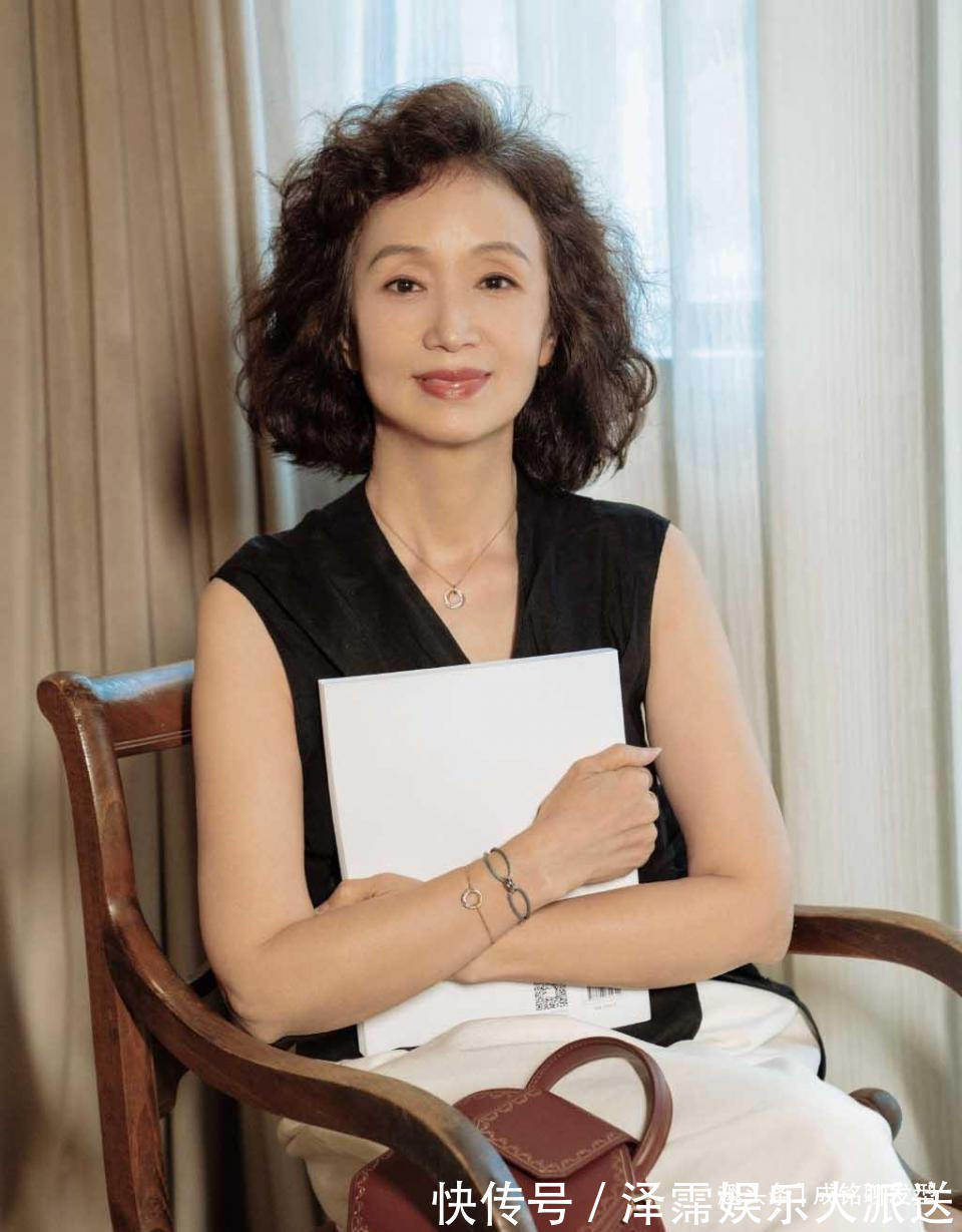 卷度 这才是六十岁女人最好看的发型,发量显多又好打理,白发更显气质