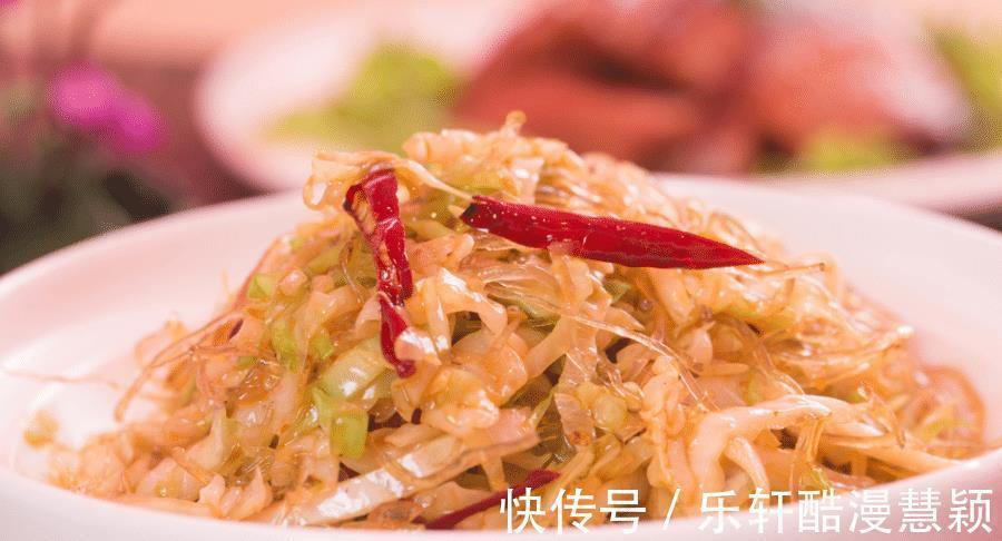 白菜帮这样炒着吃，口感美味，在家也可以做