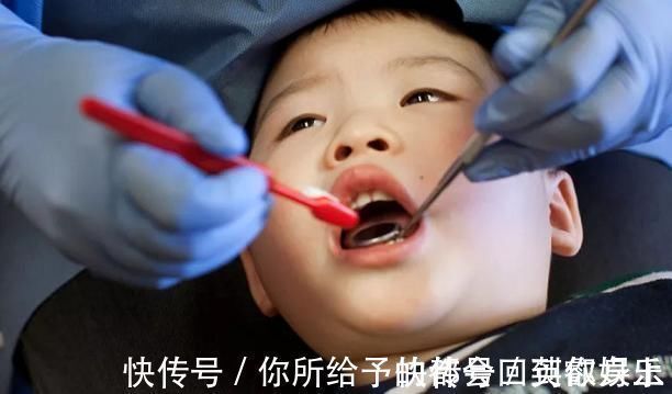 恒牙|6岁男娃长“双层牙”,老人的“坏习惯”害了娃,你家有这习惯吗