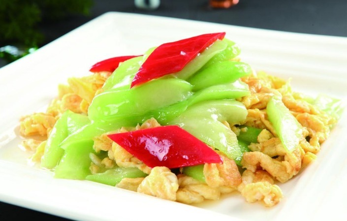 炒丝瓜时别直接下锅，牢记2个技巧，出锅翠绿不发黑，脆爽又鲜香